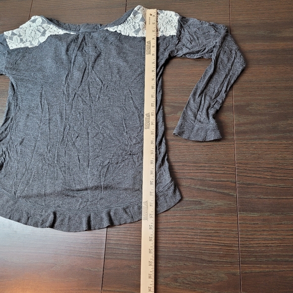Rewind gray hi-low blouse with Lace shoulders - Picture 6 of 8